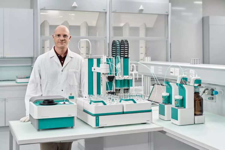 OMNIS Platform:Male lab technician behind OMNIS NIR Analyzer